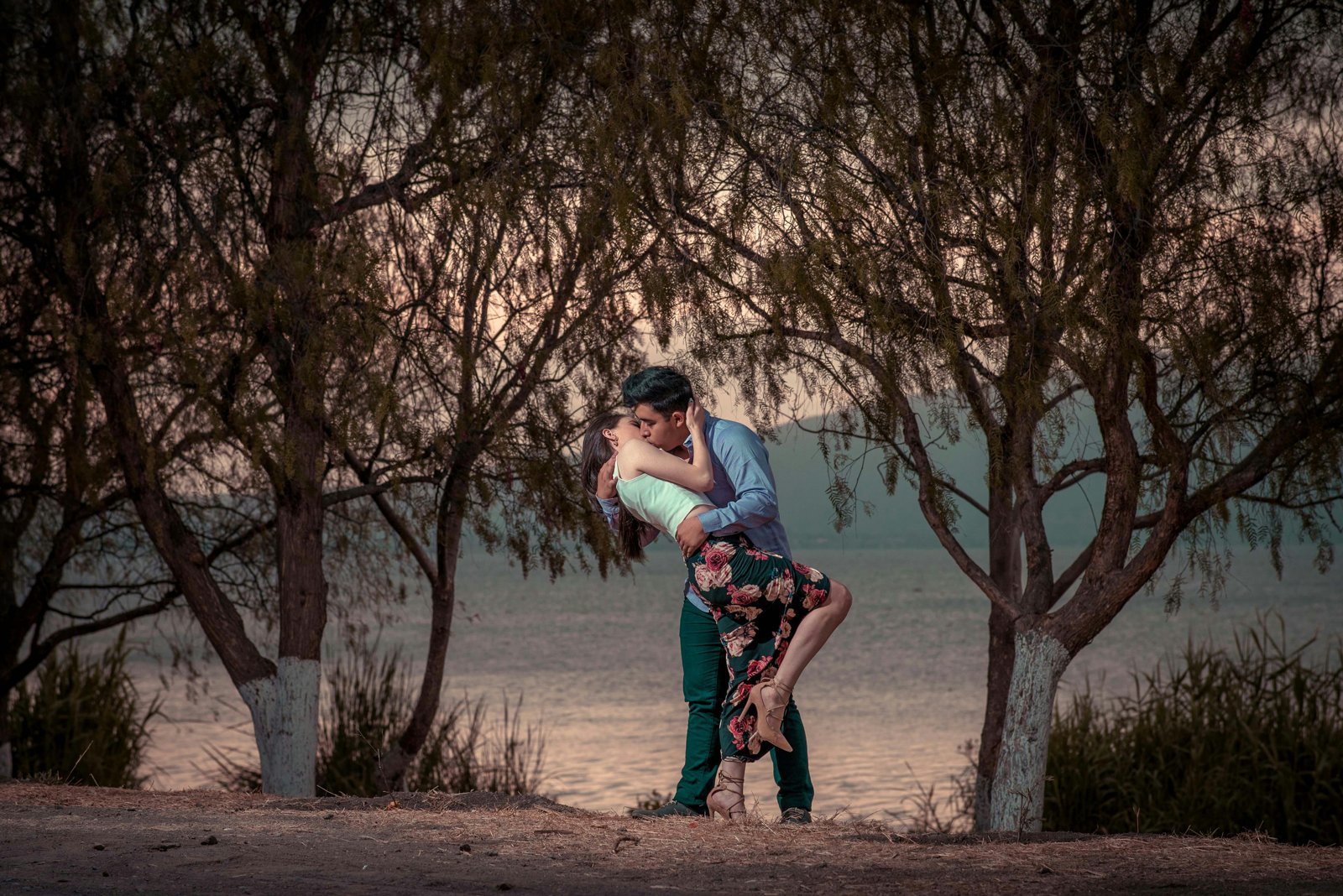 Casal se beijando ao entardecer